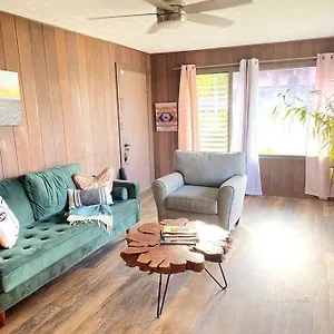 Holiday home The Homebase - Charming 3 Bedroom Home, With Ac!